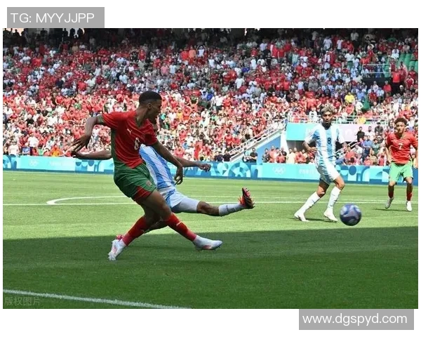 足球明星扎辫子引热议球场风格与时尚潮流的完美结合 足球明星扎辫子引热议球场风格与时尚潮流的完美结合